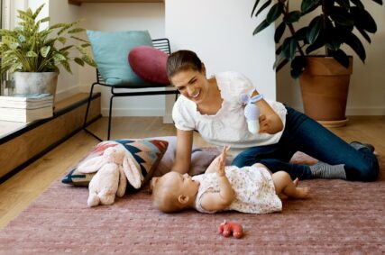 Moeder speelt met dochter in een gezonde woonkamer