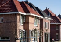 Huizen in Nederland bij een brug