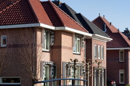 Huizen in Nederland bij een brug