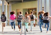 Kinderen rennen op school