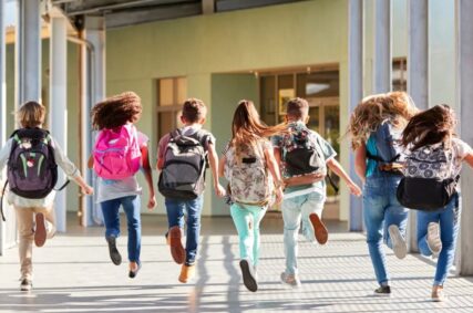 Kinderen rennen op school